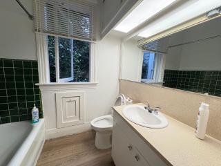 Airport 10 min Stay - Large Bungalow Room & Free Parking - 4