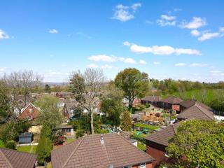 Comfy Castleton Haven - 3 BEDROOM accommodation near M62 & M60 Motorways and Easy access to Manchester City Centre - Netflix and free high speed WIFI - 2