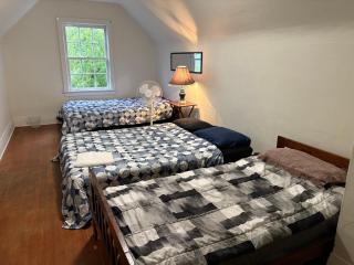 Spacious Room in Big Bungalow - 10 Min to Airport, Free Parking & Wifi - 2