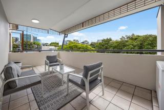 Resort-Style 3BR River and Hosp plus Parking and Pool - 8