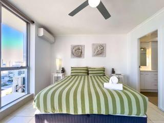 Cavill Ave Waterfront Apt with Pool & River View - 7