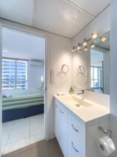 Cavill Ave Waterfront Apt with Pool & River View - 6