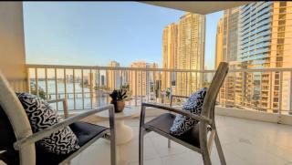 Cavill Ave Waterfront Apt with Pool & River View - 1