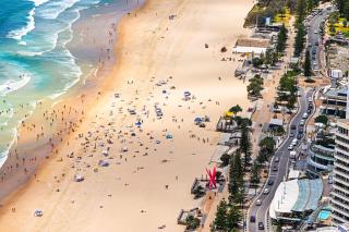 Ocean Surfers Paradise - Beachfront 2 & 3 Bedroom Residences by Gold Coast Holidays - 5