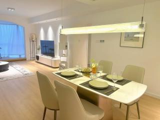 Superb city center view with floor-to-ceiling windows three bedrooms Stunning views of the Bund Shanghai Tower Yu Garden and Peoples Square - 5