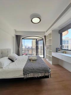 Superb city center view with floor-to-ceiling windows three bedrooms Stunning views of the Bund Shanghai Tower Yu Garden and Peoples Square - 1