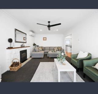 Charming 3BR Getaway Near CBD - 0