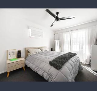 Charming 3BR Getaway Near CBD - 9