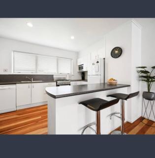 Charming 3BR Getaway Near CBD - 2