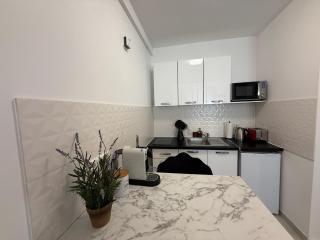 Modern City Apartment, Just 5 Minutes to Downtown - 8