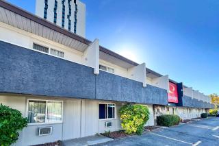 Econo Lodge Motel Village - 2