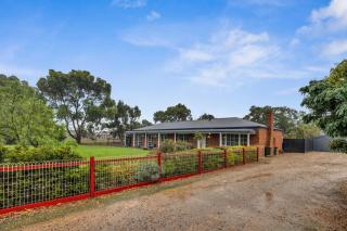Luxe Farmhouse with solar heated pool and bbque - 2