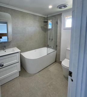 Princes Beach Cottage, sea views, BBQ & fireplace - 9