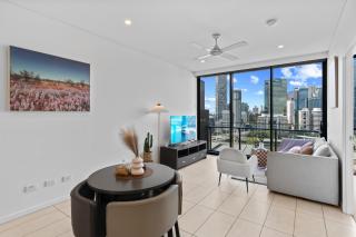 Modern 2BR with River View & Free Parking! - 1