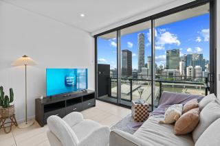 Modern 2BR with River View & Free Parking! - 7