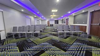 Holiday Inn Express & Suites Kansas City - Oak Grove I-70 by IHG - 9