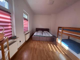 Ferienwohnung - Fahrstuhl - 2 Schlafzimmer - Küche - Wlan - Parkplatz - 6 Schlafplätze - Wanne - - 8