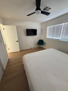 4 bedroom Luxuriously Furnished Modern Mansion With Pool, Spa, and Patio - 8
