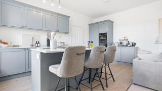 Brand new Tetbury apartment - 2-bed, 2 bath, parking, central location - 4