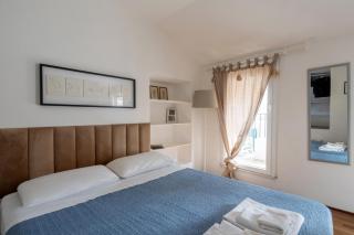Charming cozy attic loft Top floor apartment with balcony along the Main vibrant walking street Steps from Public gardens Harbour Waterfront Mirabello Port La Spezia city center - 5