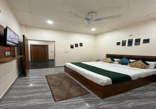 Hotel BRIJ VAAS ,A Unit Of Brij Tours Near ISCKON & Prem Mandir with Free Parking Vrindavan - 1
