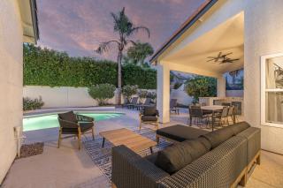 Black Palm Sparkling Pool Pool Table Close To Kierland Entertainment Newly Designed Beauty - 0