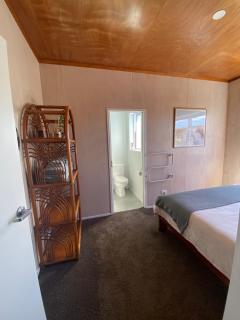 The Shack - Pauanui Guesthouse - 2BRM - 3 Beds & Self-Contained - 1
