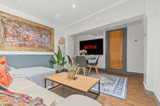 Contractors and Re-locators, Spacious 2 Bedroom Flat S10, Parking, Sleeps 5 - 0