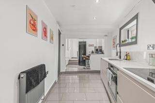 Contractors and Re-locators, Spacious 2 Bedroom Flat S10, Parking, Sleeps 5 - 1