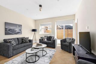 Modern 3BR House with Ensuite Baths and Garden - 0