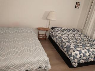Prime Neighborhood Guest Room - 10m to Airport - Free Parking - 7
