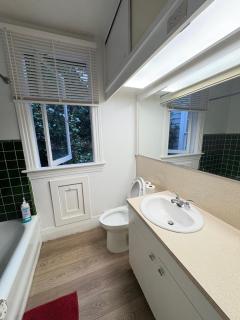 Prime Neighborhood Guest Room - 10m to Airport - Free Parking - 2