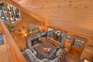 Enchanted Forest Super Cozy Cabin on 2 Acres Sledding Hills Tree Swing Pool Table - 9