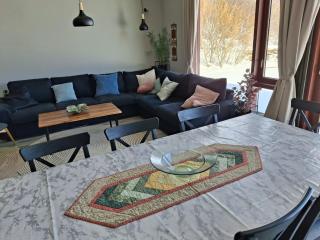 Spacious 4BR Cottage with Hot Tub Near Húsafell - 2