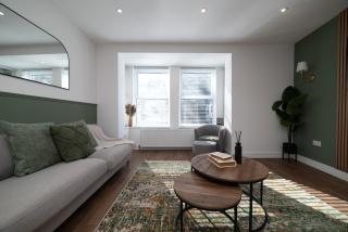 Stylish & Contemporary 1 Bed Apartment - 0