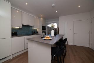 Stylish & Contemporary 1 Bed Apartment - 4