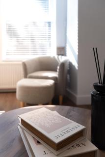 Stylish & Contemporary 1 Bed Apartment - 6