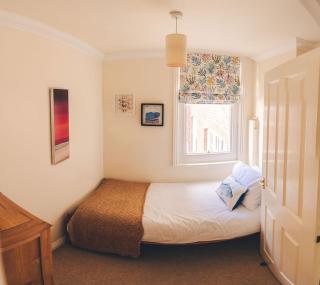 Bright 3 Bed apartment with Balcony & Bay Views - 8