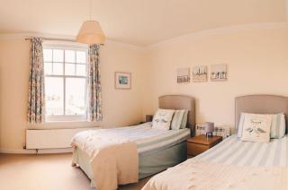 Bright 3 Bed apartment with Balcony & Bay Views - 6