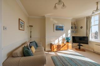 Bright 3 Bed apartment with Balcony & Bay Views - 3