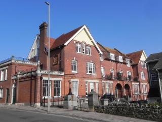 Bright 3 Bed apartment with Balcony & Bay Views - 1