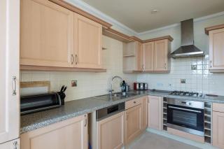 Bright 3 Bed apartment with Balcony & Bay Views - 8