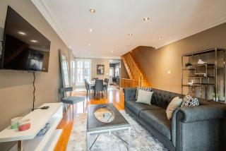 Stylish 3BR House in Trendy Bloor West - Sleeps 5 - 6