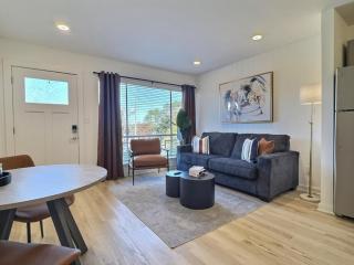 Urban Hideaway Near Downtown Hotspots - 4