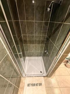 Large city centre 2 bedroom Flat with Parking - 4