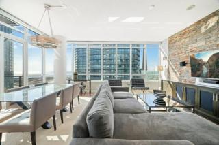 Stunning Downtown 2BR Sub-Penthouse, Unreal Views - 7