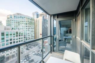 Stylish 1BR plus Den Suite with Parking, Sleeps 4) - 6
