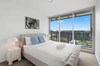 Premium Urban Stay with Rooftop Pool and City Views - 9
