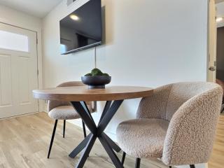 Nestled Stay, Free Parking, Near Downtown Hotspots - 7