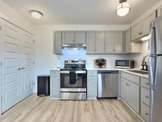 Nestled Stay, Free Parking, Near Downtown Hotspots - 4